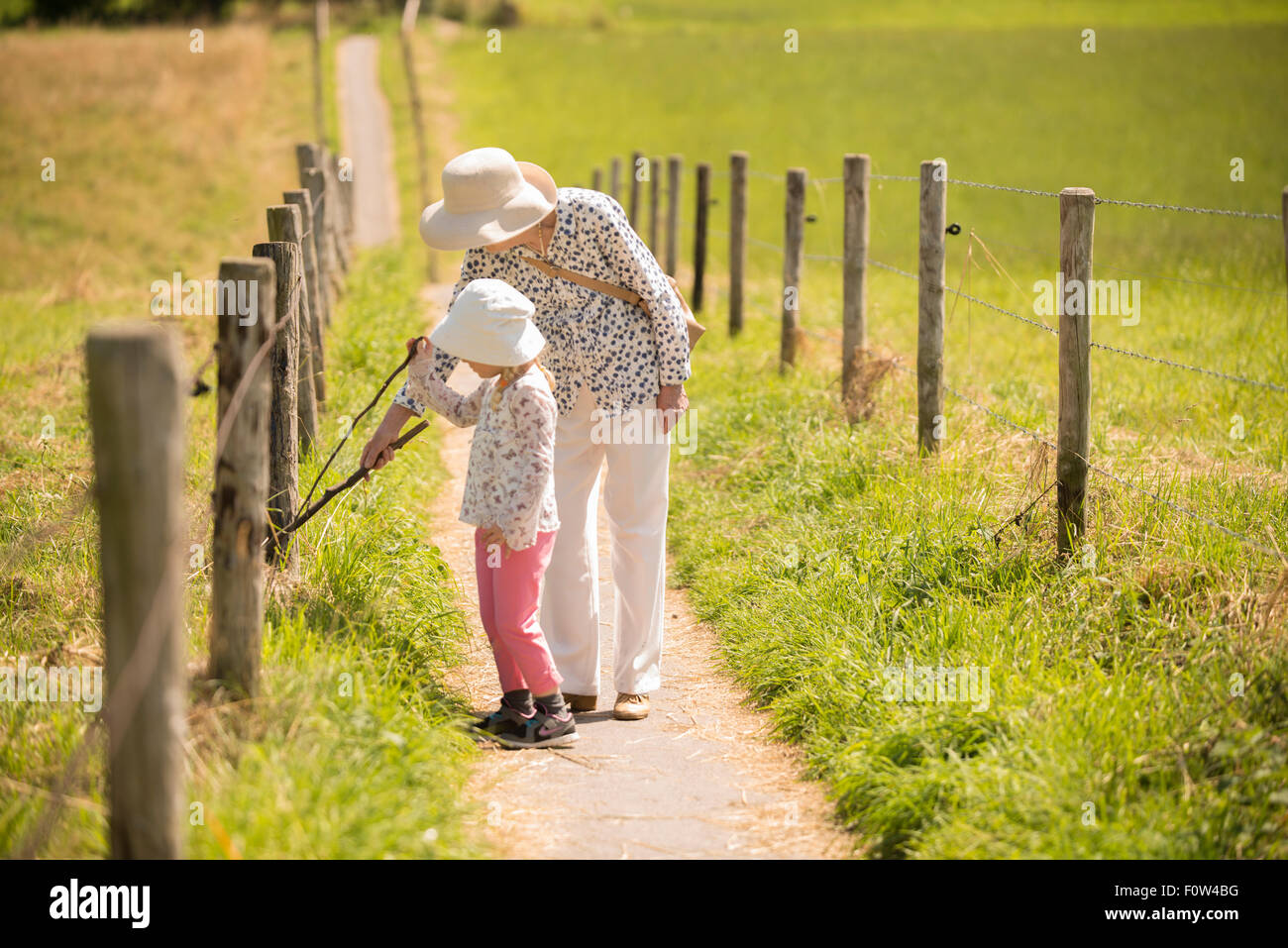 Oma und Enkelin auf gehen gemeinsam. Stockfoto