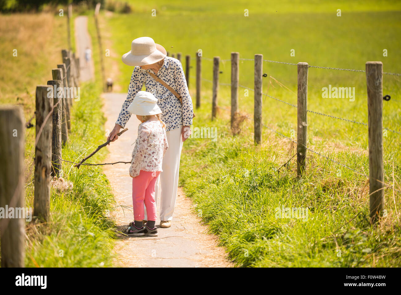 Oma und Enkelin auf gehen gemeinsam. Stockfoto