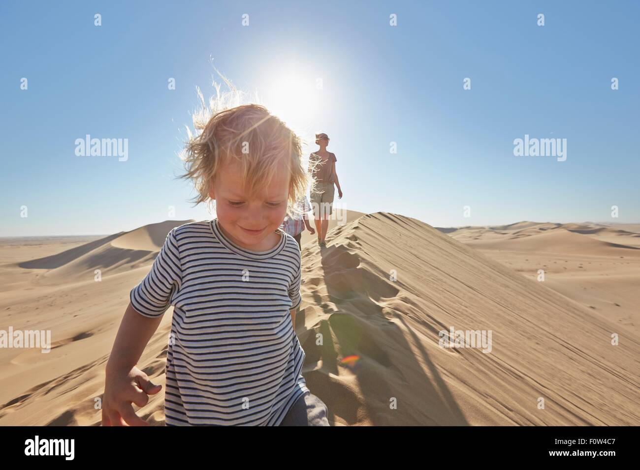 Mutter und Söhne gehen auf Sand Dune, Dune 7, Namib-Naukluft-Nationalpark, Afrika Stockfoto