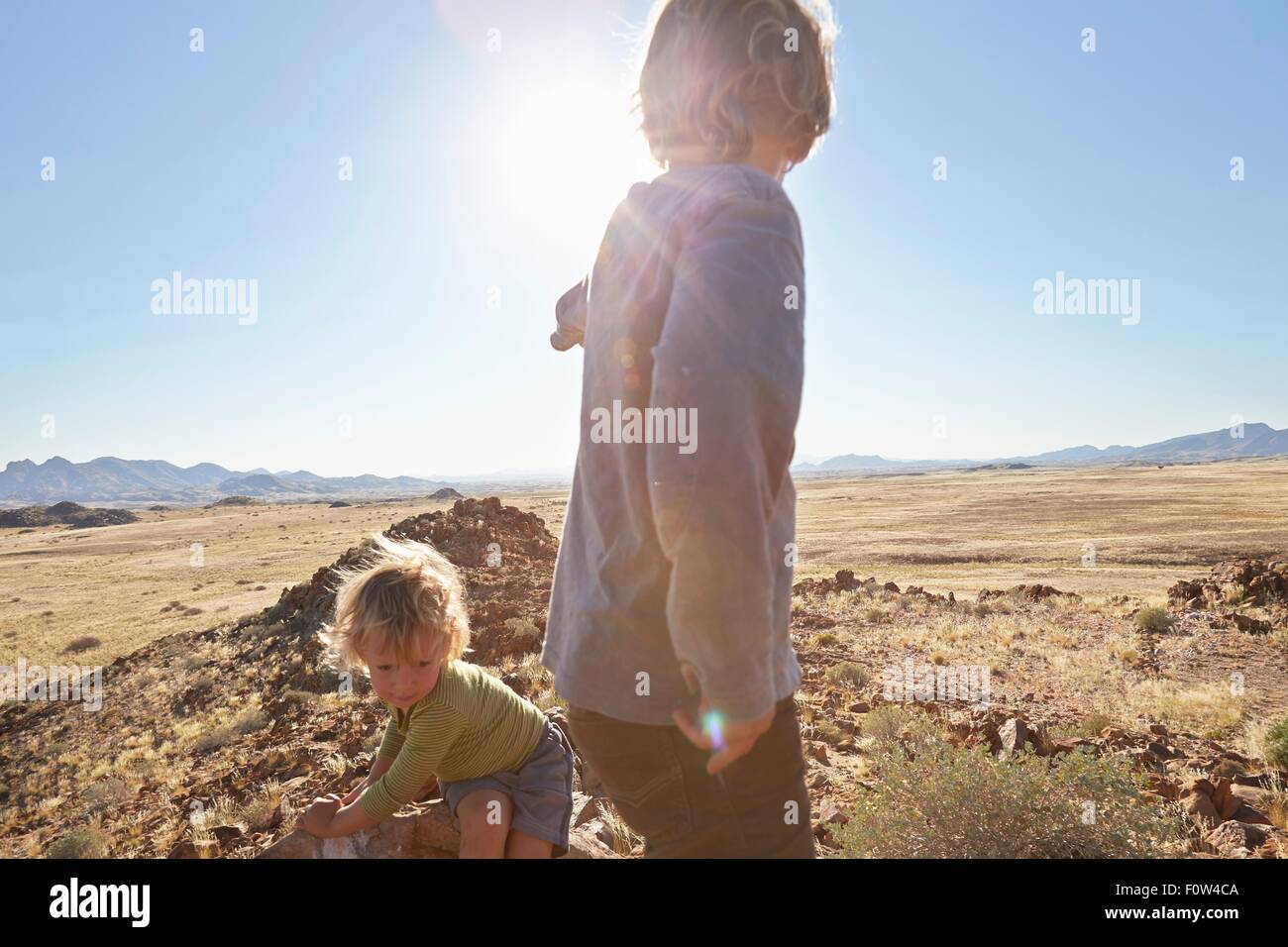 Jungs spielen in der Wüste, Walvis Bay, Namib-Naukluft-Nationalpark, Namibia Stockfoto