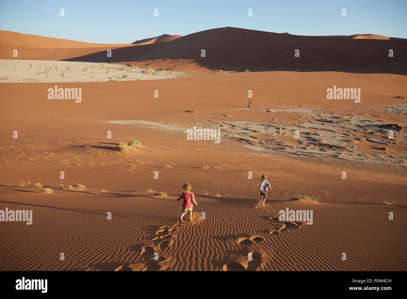 Jungs gehen auf Sand Dune, Namib Naukluft National Park, Namib Wüste, Sossusvlei, Dead Vlei, Afrika Stockfoto