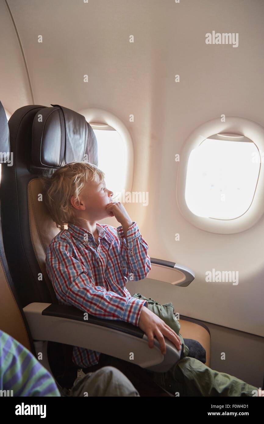 Jungen sitzen im Flugzeug Stockfoto