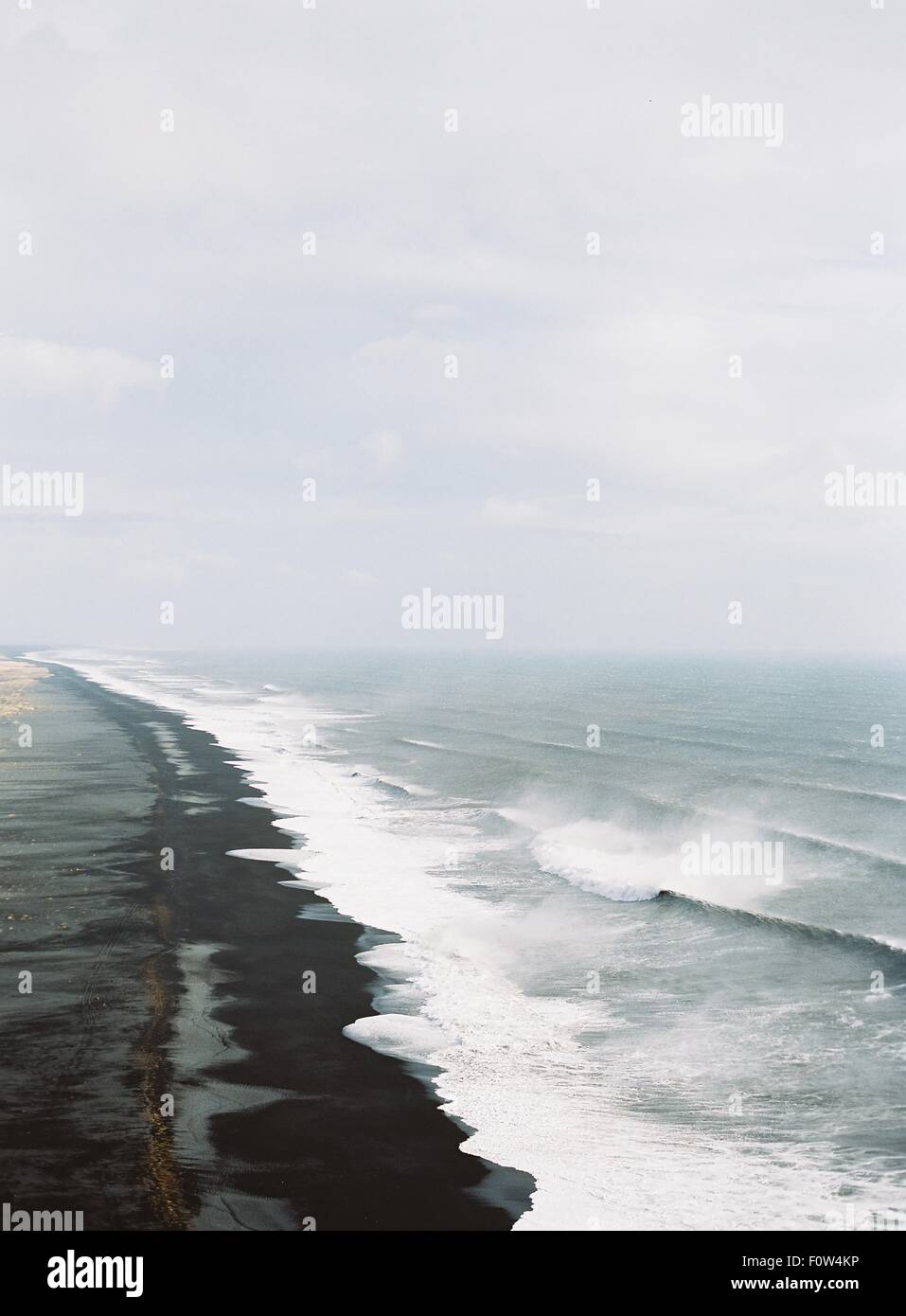 Blick auf stürmischer See und schwarzen Strand, Island Stockfoto