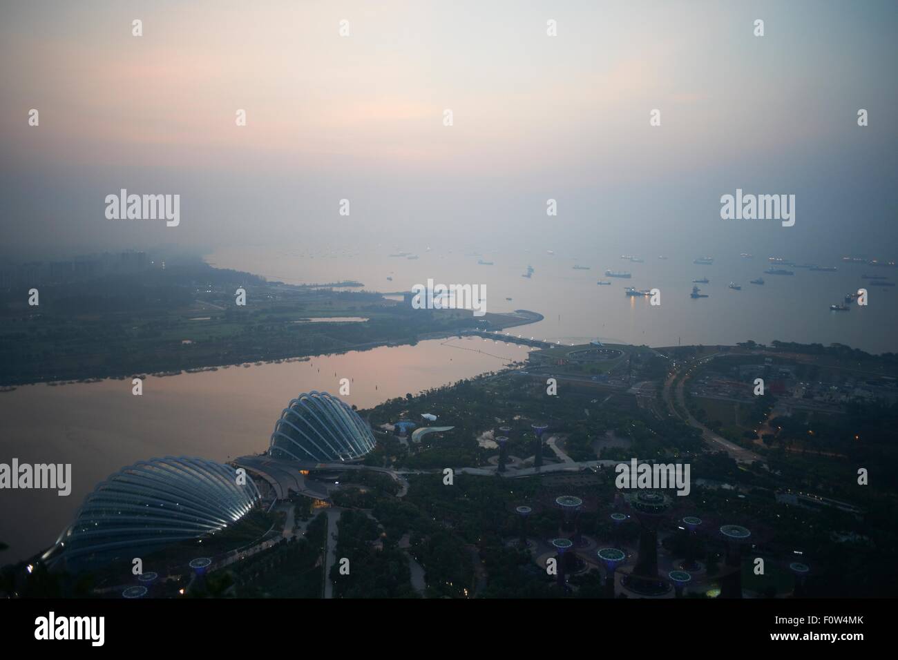 Blick auf die Küste der Stadt in der Dämmerung, Singapur Stockfoto