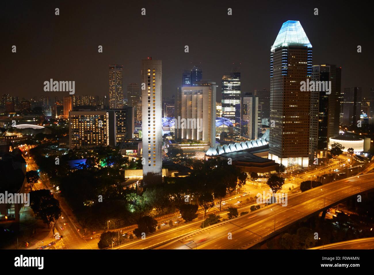 Blick auf Autobahn und Wolkenkratzer in der Nacht, Singapur Stockfoto