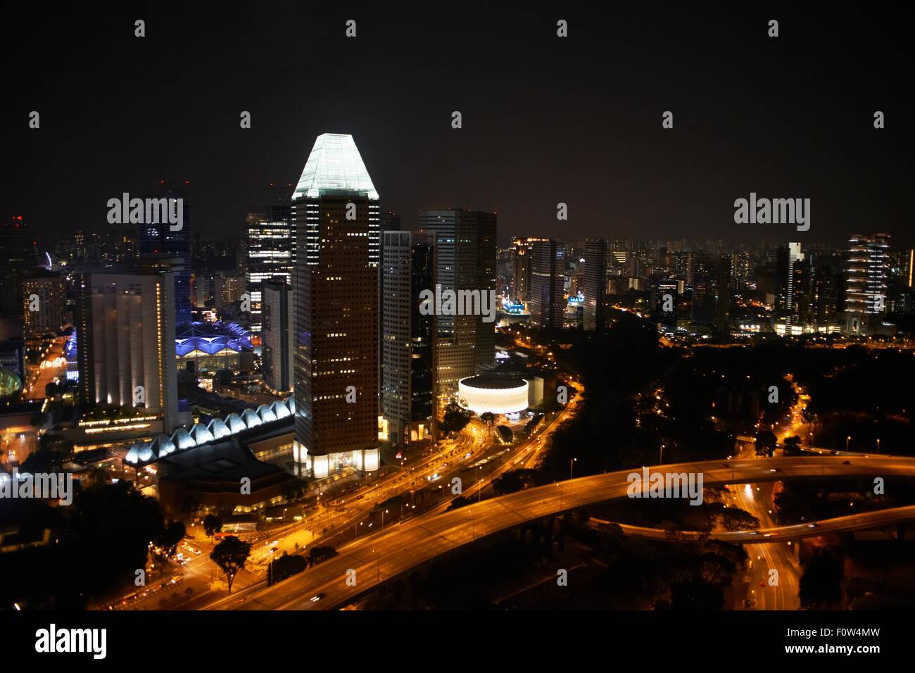 Nachtansicht der Autobahn und Stadt, Singapur Stockfoto