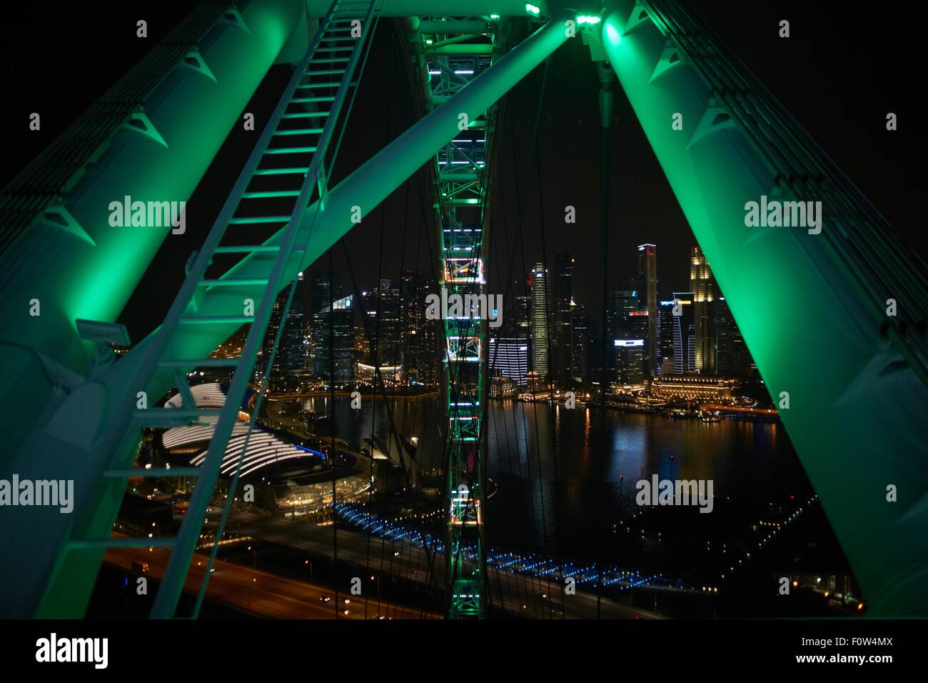 Ansicht der Stadt vom Riesenrad in der Nacht, Singapur Stockfoto