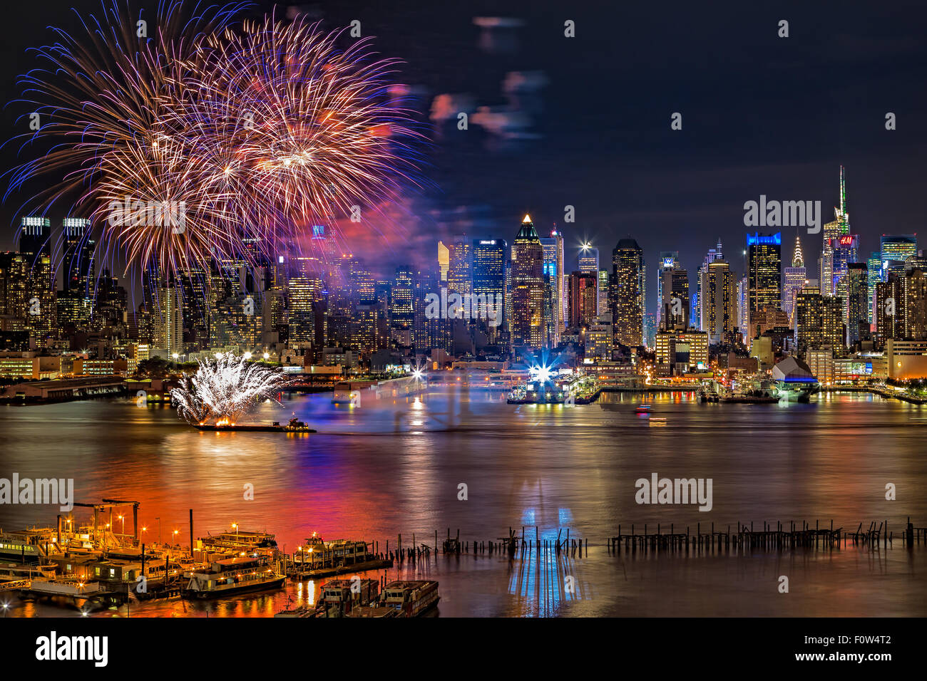 Manhattan NYC Sommer Feuerwerk - Feuerwerk Sommer Anzeige Feier auf den Hudson River von Manhattan mit beleuchteten Wolkenkratzer in New York City (NYC), New York. Stockfoto