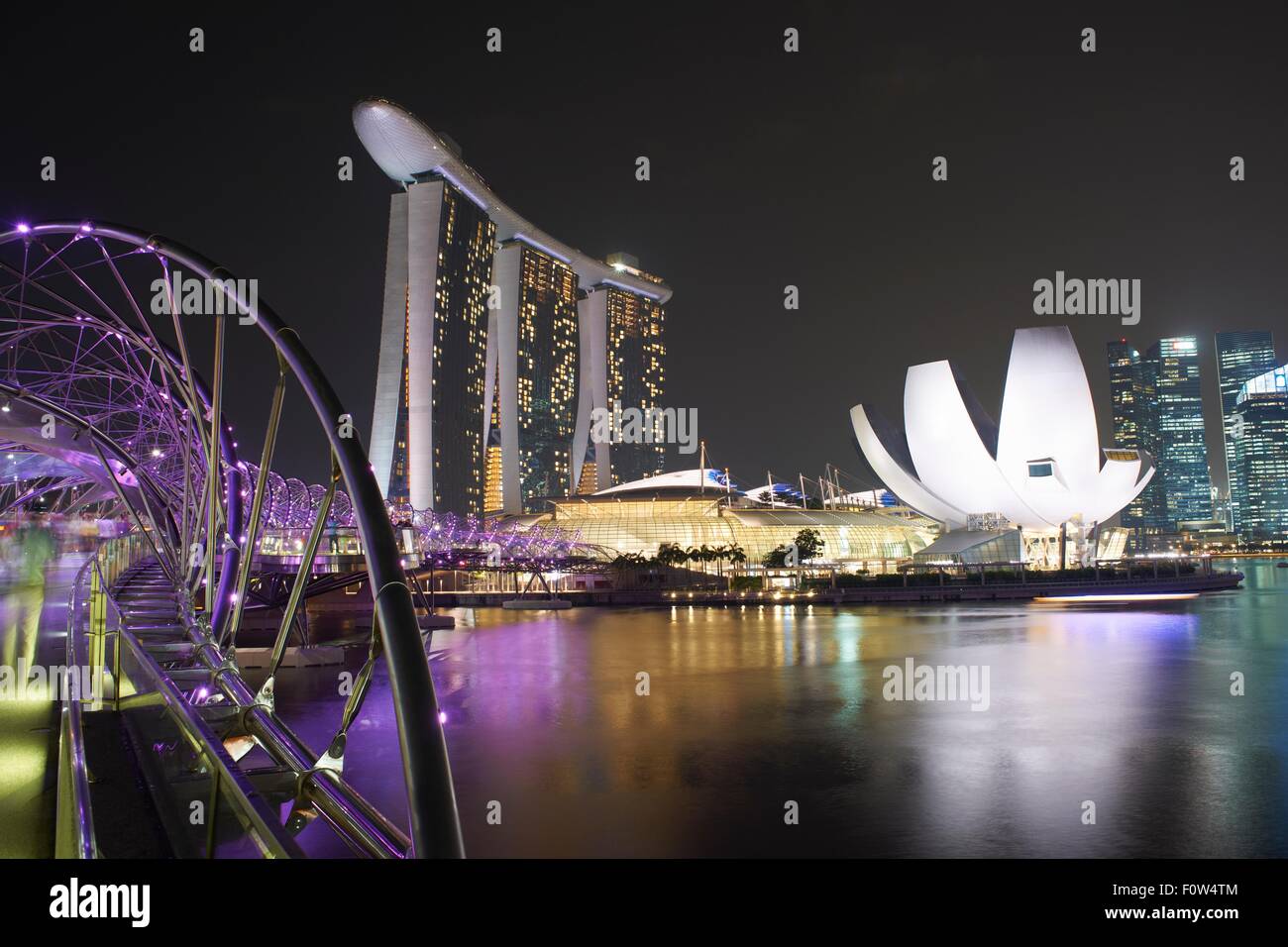 Nachtansicht des Helix-Brücke und Marina Bay Sands Hotel, Singapur Stockfoto