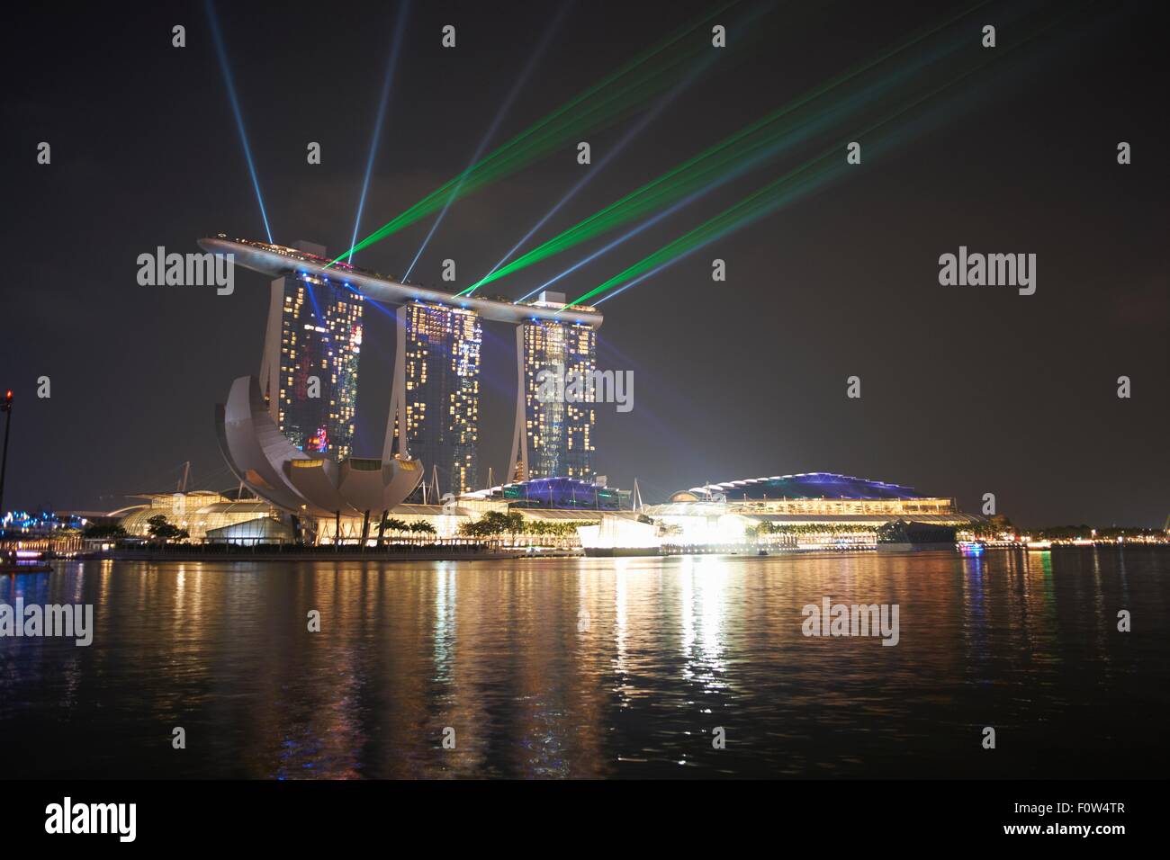 Nachtansicht der Strahler und Marina Sands bay Hotel, Singapur Stockfoto