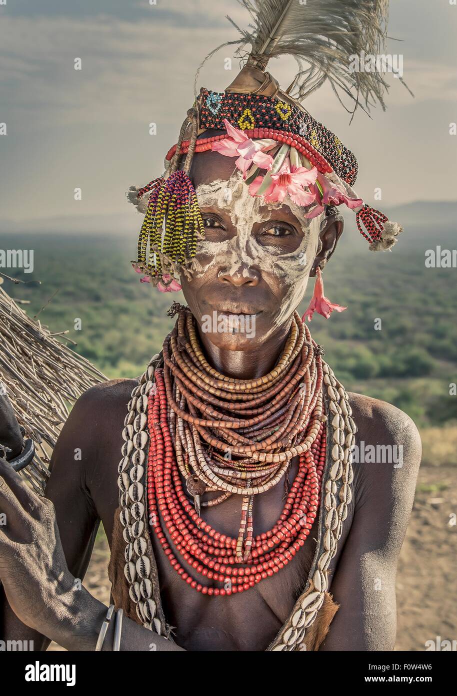 Porträt von Reife Frau aus Karo Stamm trägt Tracht, Äthiopien, Afrika Stockfoto