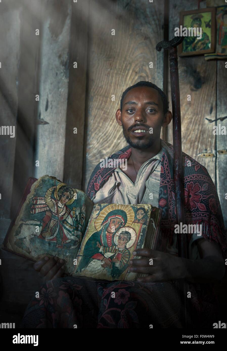 Porträt eines Priesters mit einem alten religiösen Buch in Ashen Maria Monastery, Lalibela, Äthiopien, Afrika Stockfoto