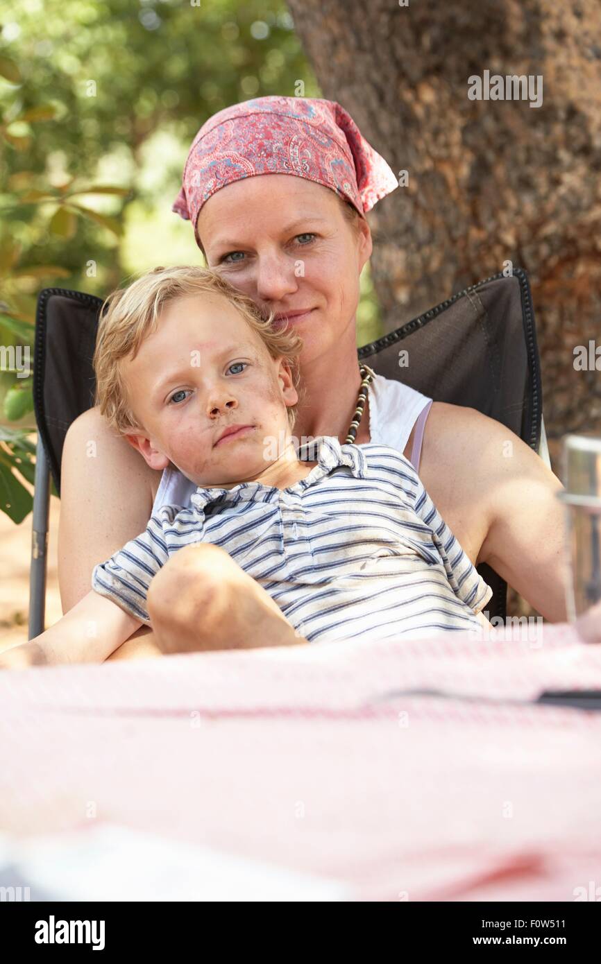 Porträt der Mutter und Sohn, im freien Stockfoto