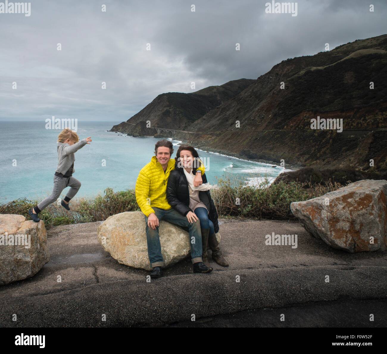 Porträt von paar und Sohn am Hurricane Point, Big Sur, Kalifornien, USA Stockfoto