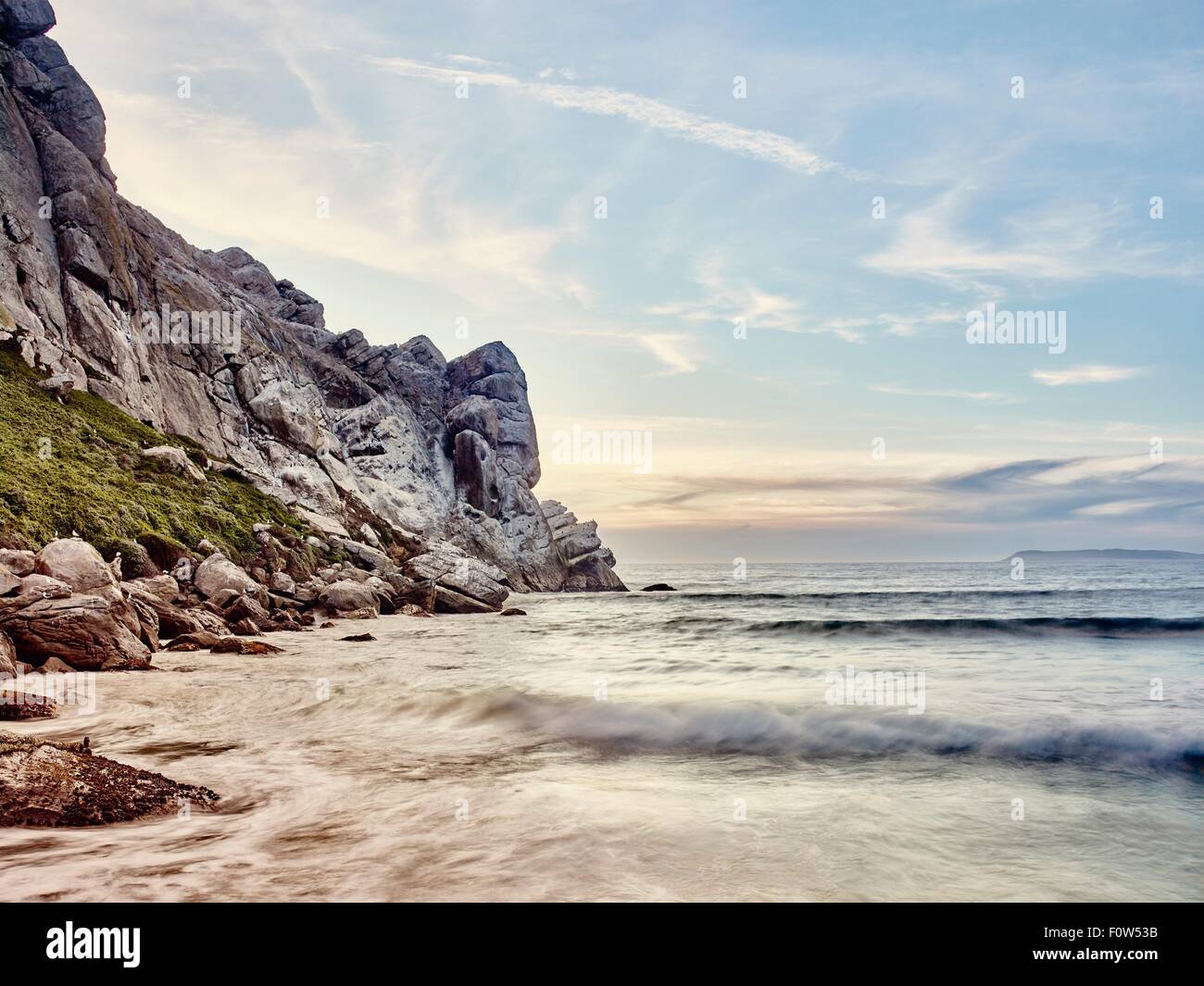 Blick auf Klippen und unscharfen Meereswellen, Morro Bay, Kalifornien, USA Stockfoto