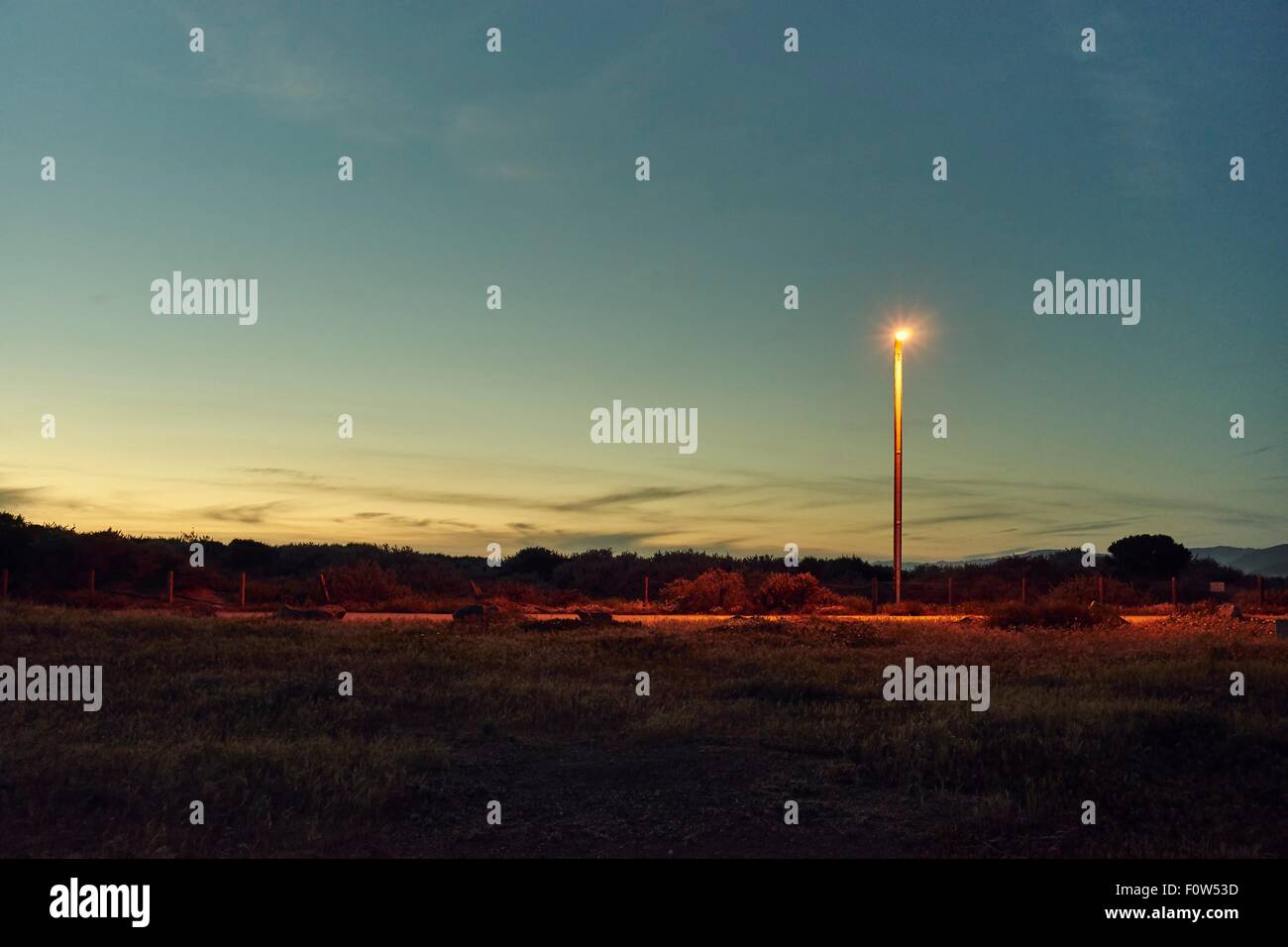 Ansicht der Straßenlaterne und Straße bei Nacht Stockfoto