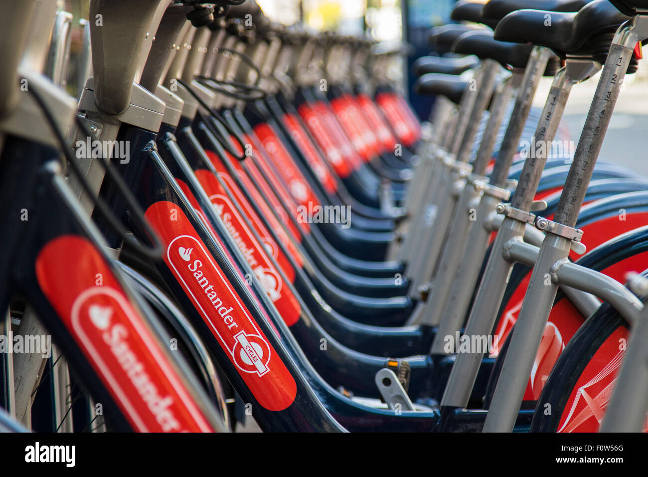 London, UK. 21. August 2015. Londons allgegenwärtigen "Boris Bikes" beliebt bei Touristen und Londoner gleichermaßen bewährt haben, mit regelmäßigen Nutzer und diejenigen, die mit der Regelung werden Boris Bikes fahren ohne Gebühr am 22. August und 23, als Teil von Transport For London Initiative zur Annahme der Regelung von Benutzern vor Expansionspläne Roll-out eine weitere 1.000 Dockingstationen weiter zu fördern. Bildnachweis: Paul Davey/Alamy Live-Nachrichten Stockfoto