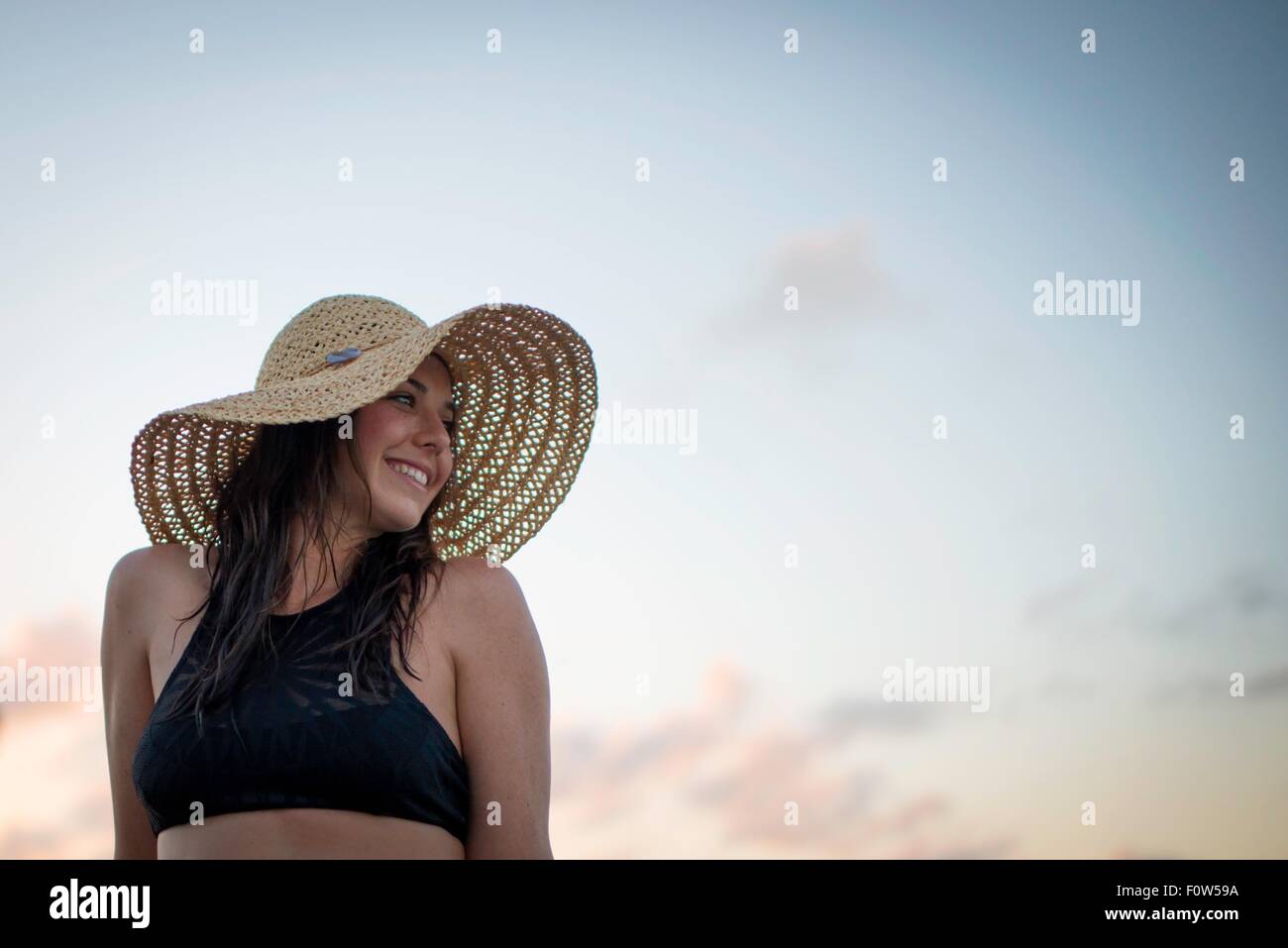 Porträt der jungen Frau mit Sonnenhut Stockfoto