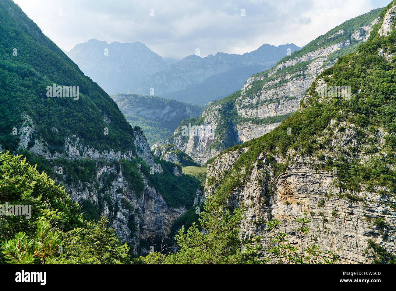 Berge mit Wolken am Himmel an einem sonnigen Tag. Stockfoto