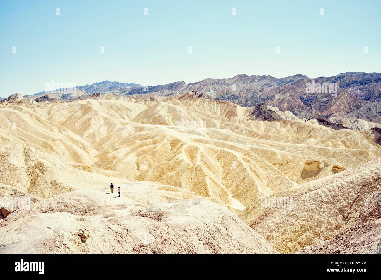 Blick auf zwei Touristen am Zabriskie Point, Death Valley, Kalifornien, USA Stockfoto