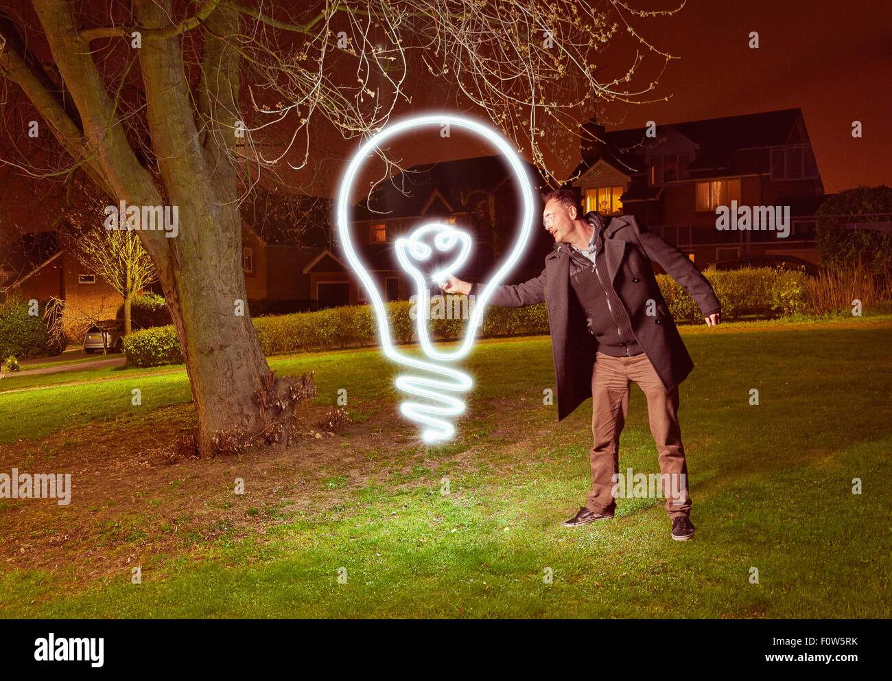Künstler-Licht Malerei eine Glühbirne-Symbol im park Stockfoto