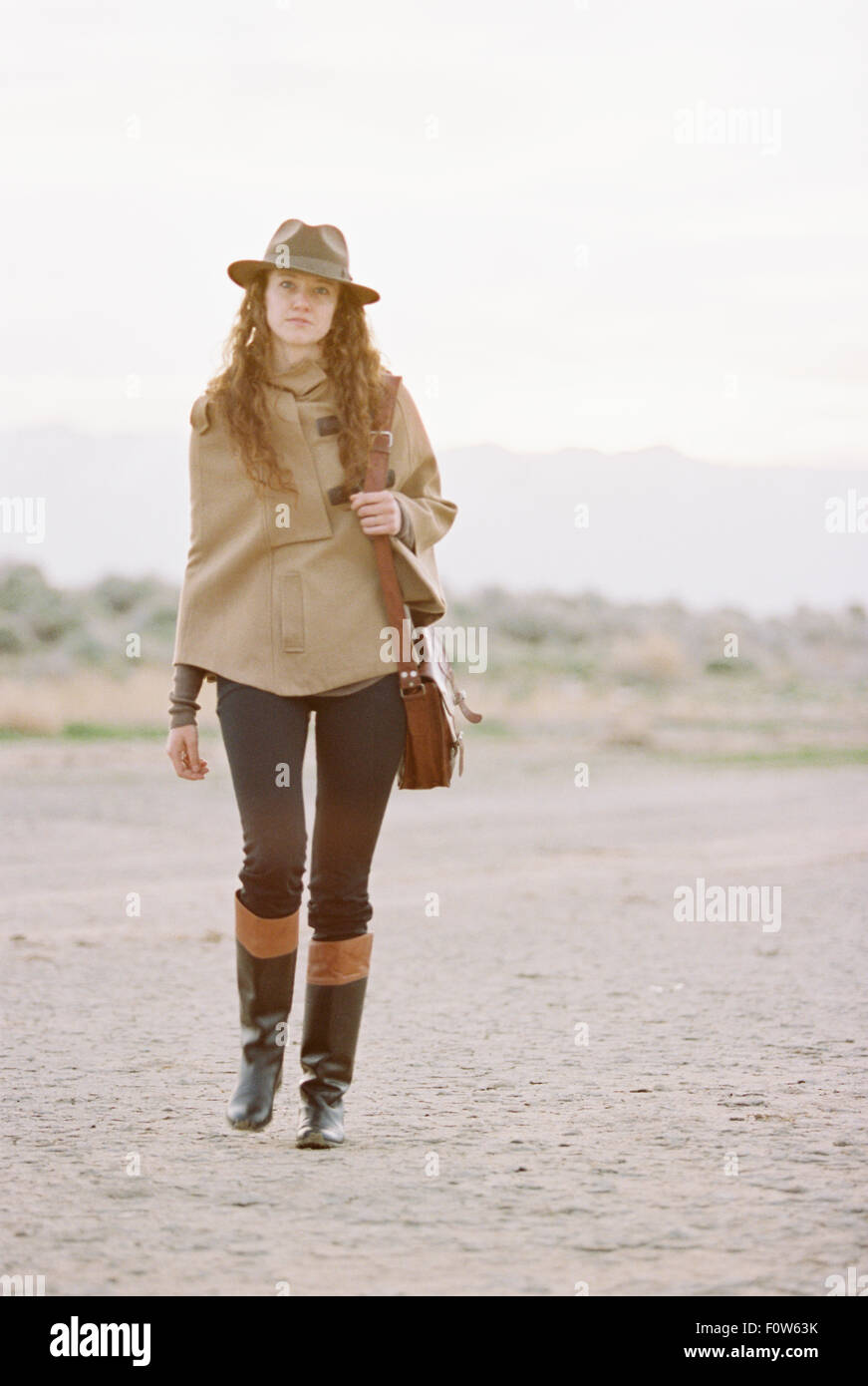 Eine Frau trägt einen Hut und eine Leder-Tragetasche. Stockfoto