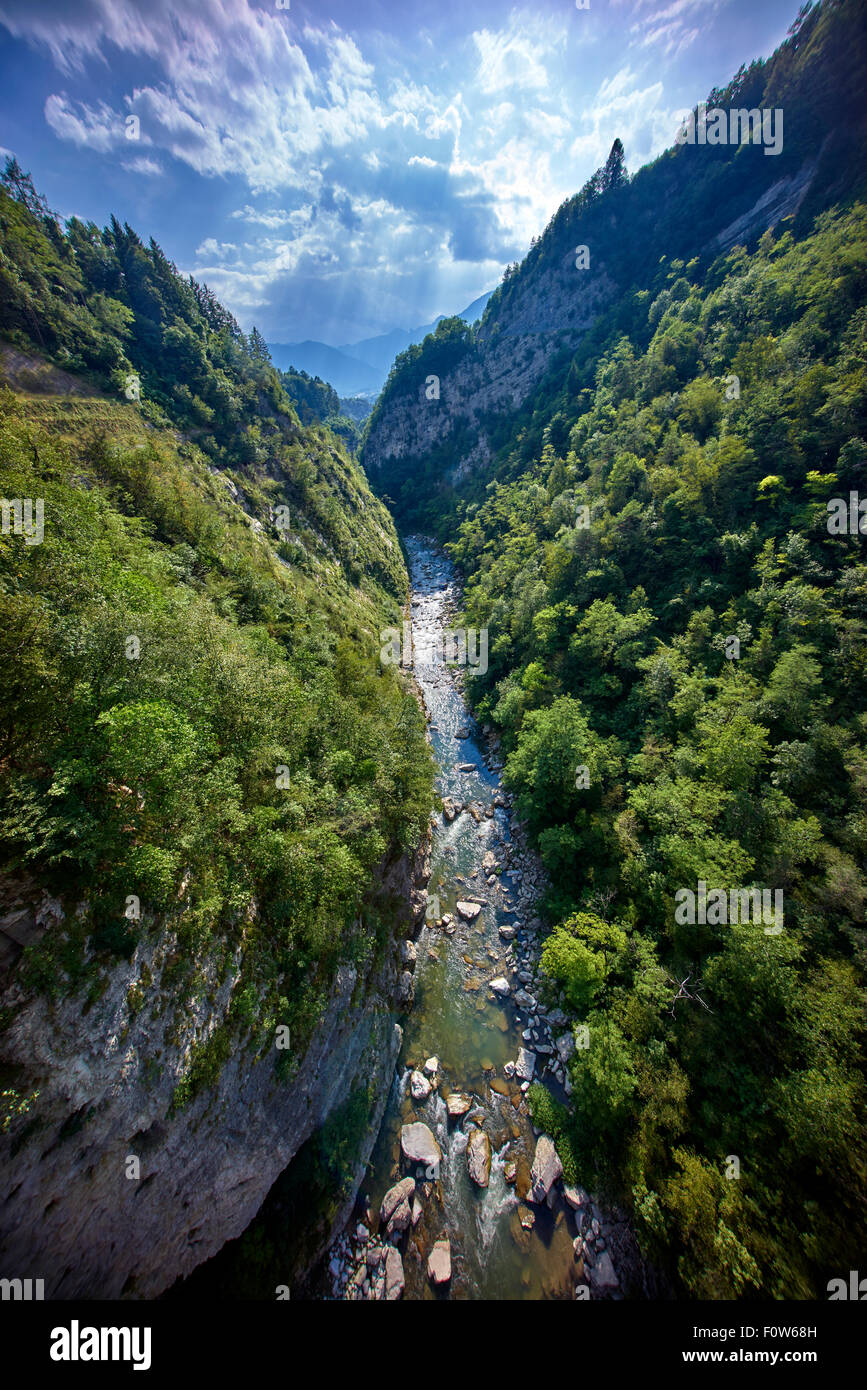 Berge mit kleinen Fluss tief unten aus einem Brige Stockfoto