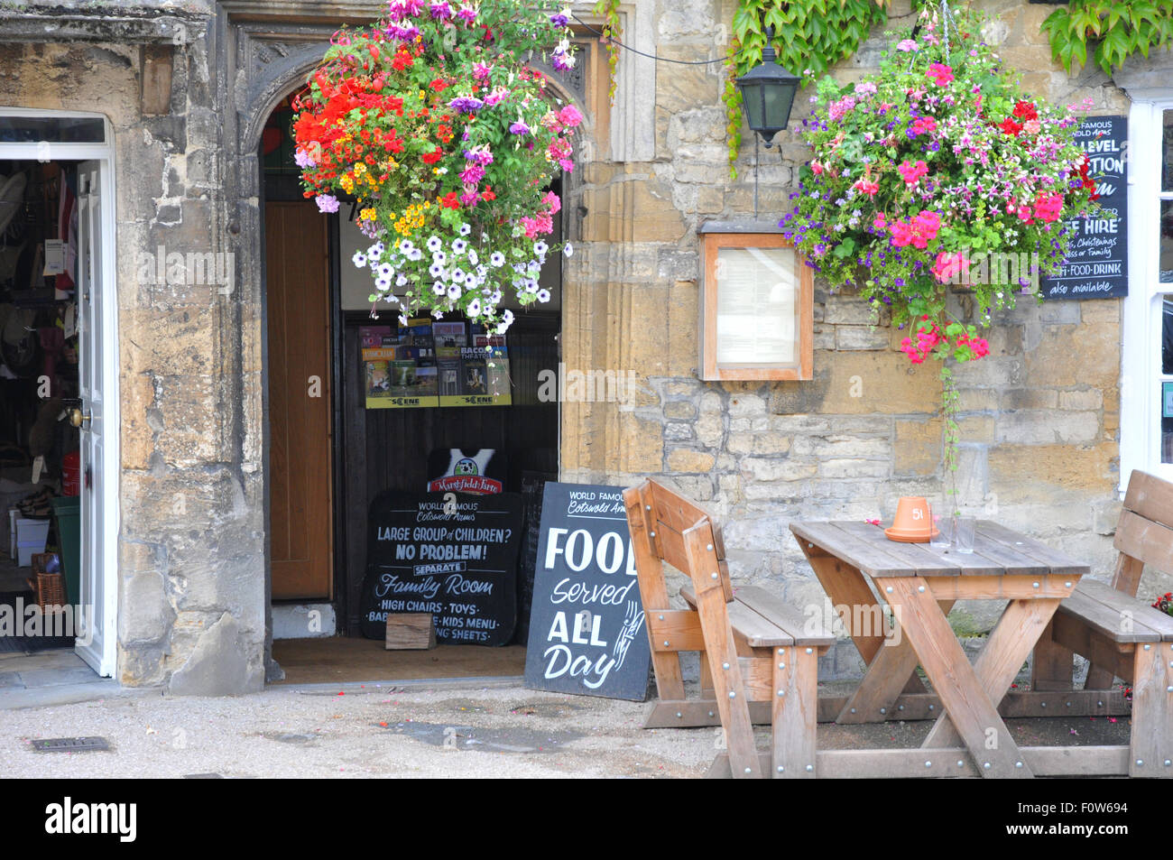 Blume-Displays und Essen Beschreibungen an Pub Wand. Stockfoto