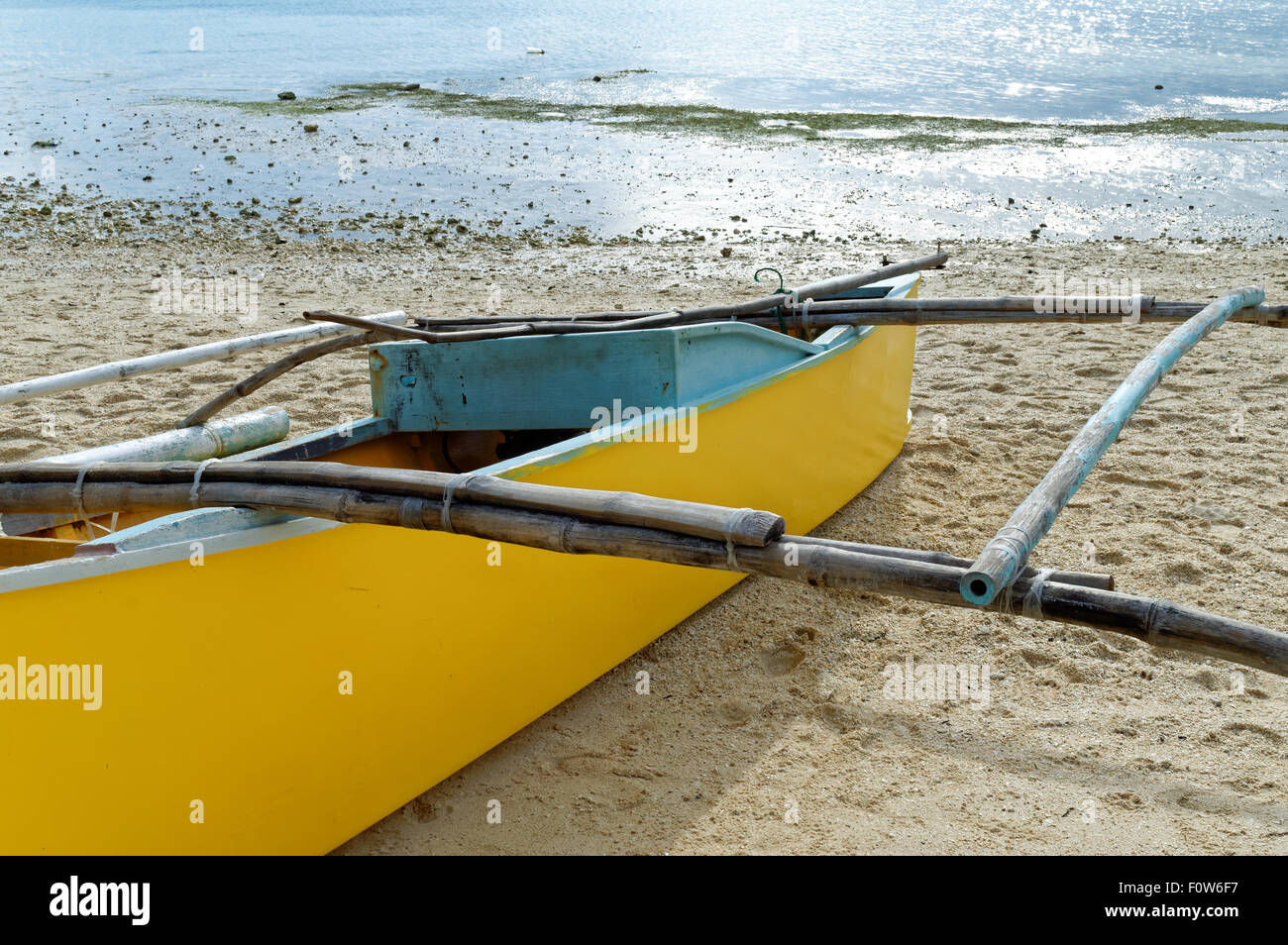 Boote am Strand bei Ebbe. Lokalen Strandurlauber und Touristen können diese Boote mieten. Stockfoto