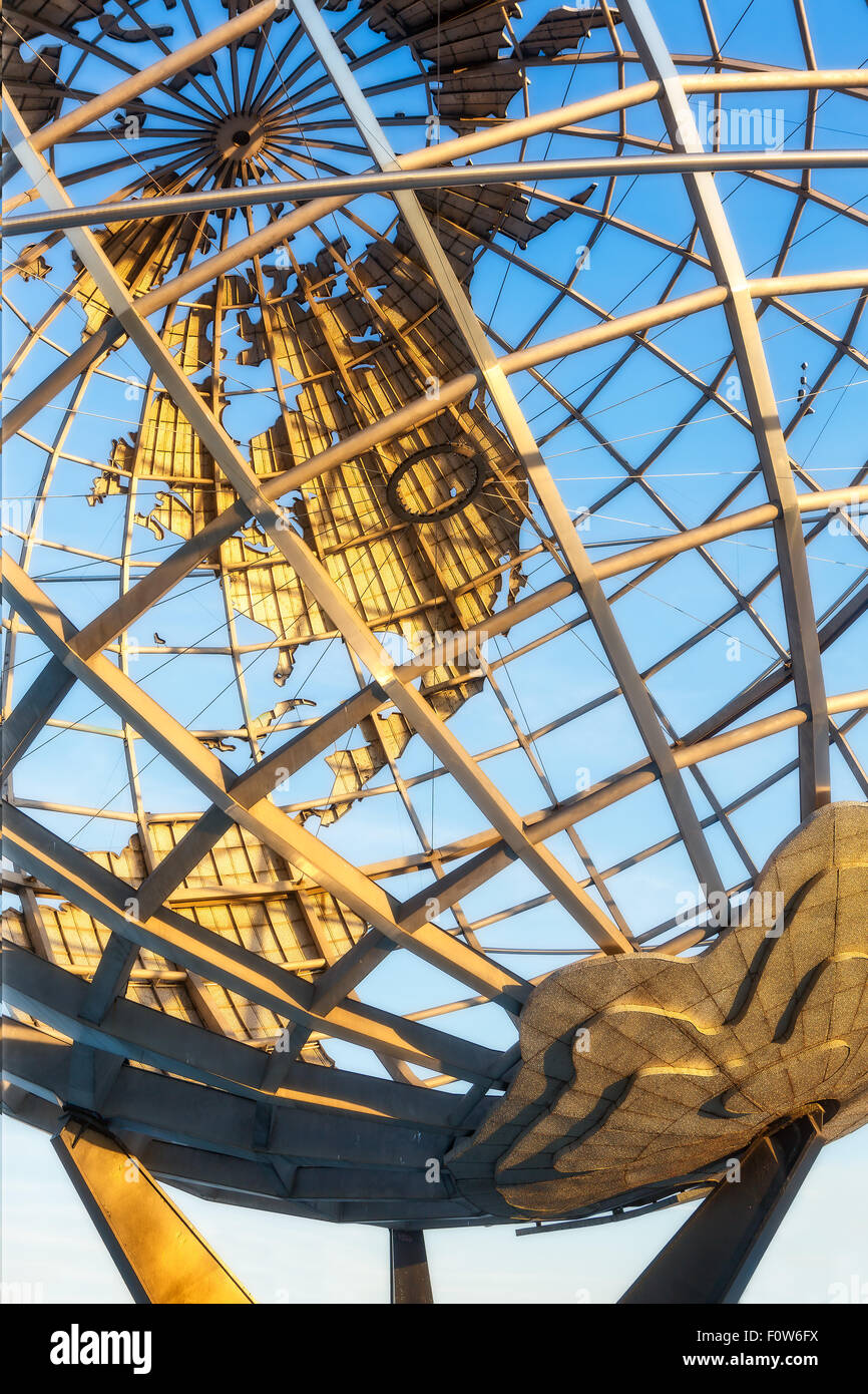 NY Weltmesse Unisphere - Wahrzeichen des 1964 in New York World's Fair Unisphere bei Sonnenuntergang in eine schwarz-weiß Version. Die unisphere ist der weltweit größte weltweit bei 12 Etagen hoch. Die Messe war ein universell und international Exposition. Das Thema der Messe war "Frieden durch Verstehen", gewidmet einem der Leistung auf einer kleiner werdenden Welt in einem expandierenden Universum bin. Es ist in Flushing Meadows, New York Stockfoto