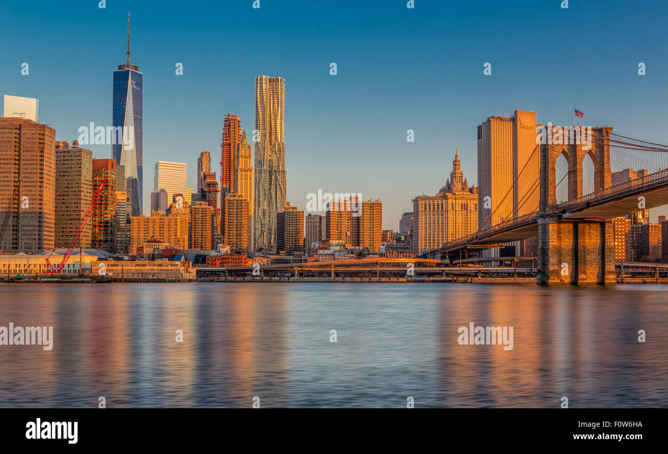 Brooklyn Bridge und die Skyline von New York. Stockfoto
