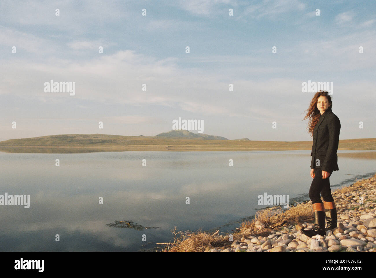 Eine Frau am Ufer eines Sees stehen. Stockfoto
