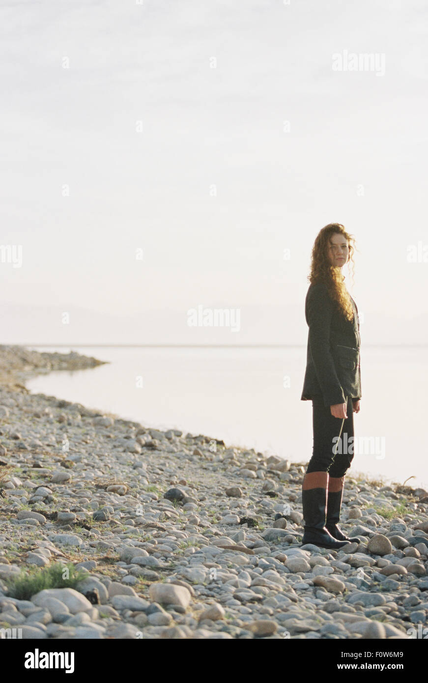 Eine Frau am Ufer eines Sees stehen. Stockfoto