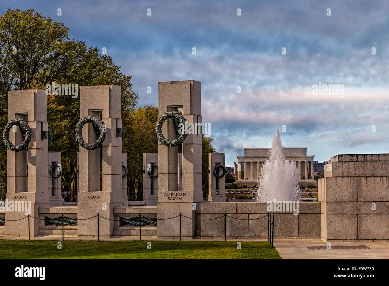 Weltkrieg-II-Denkmal - die National World War II Memorial ist zu Amerikanischen gewidmet, die in den Streitkräften gedient und als Zivilisten während des Zweiten Weltkrieges. Es war der ehemalige Präsident George W. Bush im Jahr 2004 gewidmet. Zu sehen sind einige der 56 Säulen, der Springbrunnen und das Lincoln Memorial im Hintergrund. Stockfoto