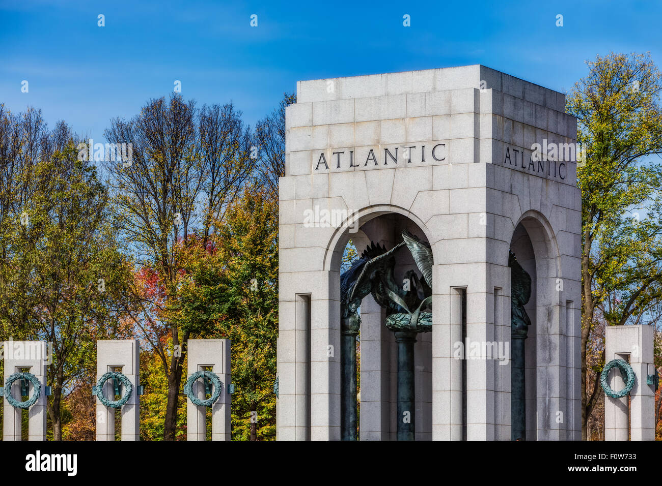 WWII Atlantic Memorial-Weltkrieg-II-Denkmal Kränze - Die National World War II Memorial zu Amerikanischen gewidmet ist, die in der Armee gedient und als Zivilisten während des Zweiten Weltkrieges. Es war der ehemalige Präsident George W. Bush im Jahr 2004 gewidmet. Zu sehen ist der Atlantik Abschnitt und einige der 56 Säulen, die die Gedenkstätte umgeben. Stockfoto