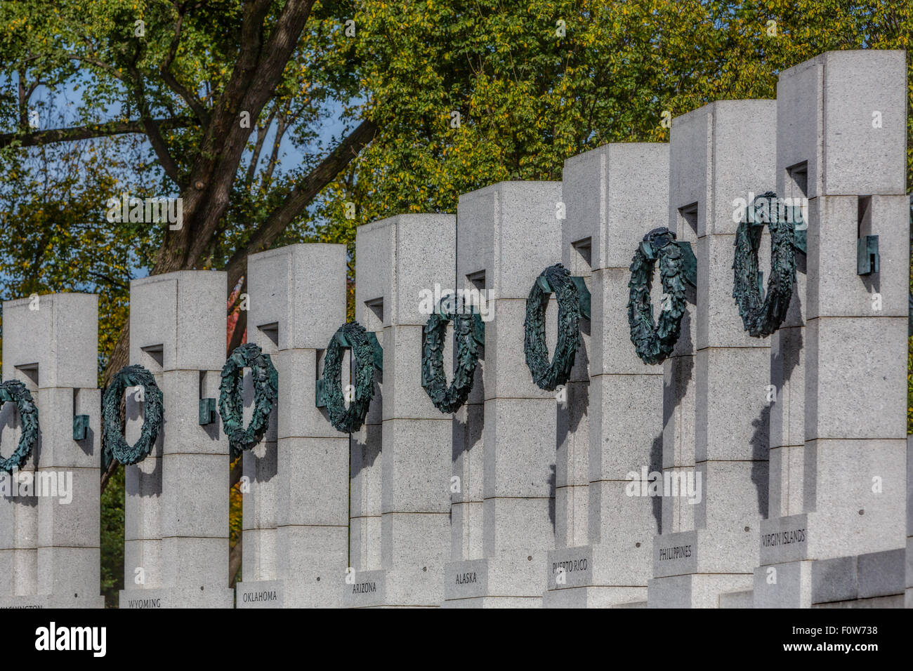 Weltkrieg-II-Denkmal Kränze - Die National World War II Memorial ist zu Amerikanischen gewidmet, die in den Streitkräften gedient und als Zivilisten während des Zweiten Weltkrieges. Es war der ehemalige Präsident George W. Bush im Jahr 2004 gewidmet. Zu sehen sind einige der 56 Säulen, die die Gedenkstätte umgeben. Stockfoto