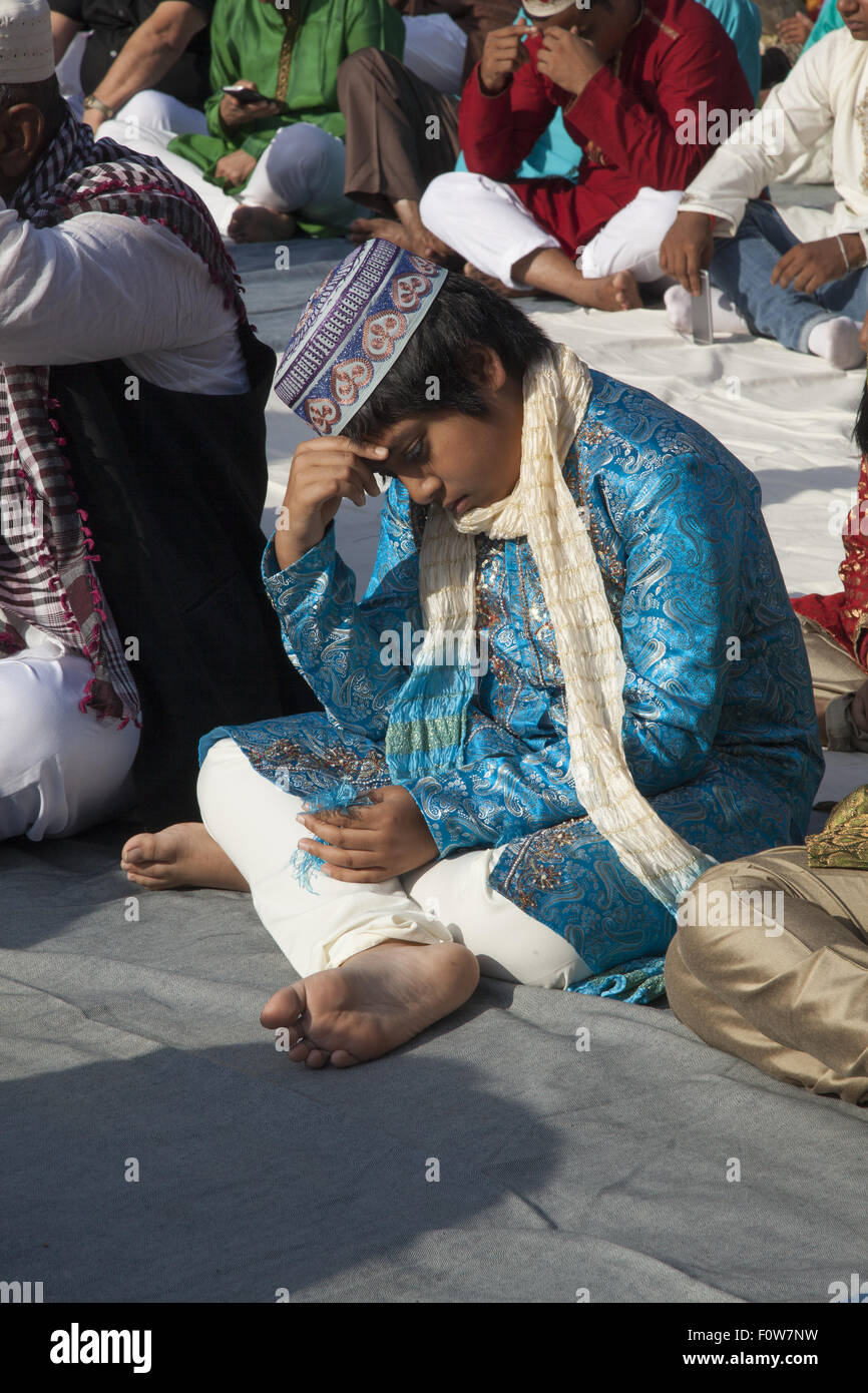 Muslime beten vor einer Moschee in Kensington, Brooklyn, NY für "Eid al-Fitr." Urlaub, feierte auf der ganzen Welt markiert die Stockfoto
