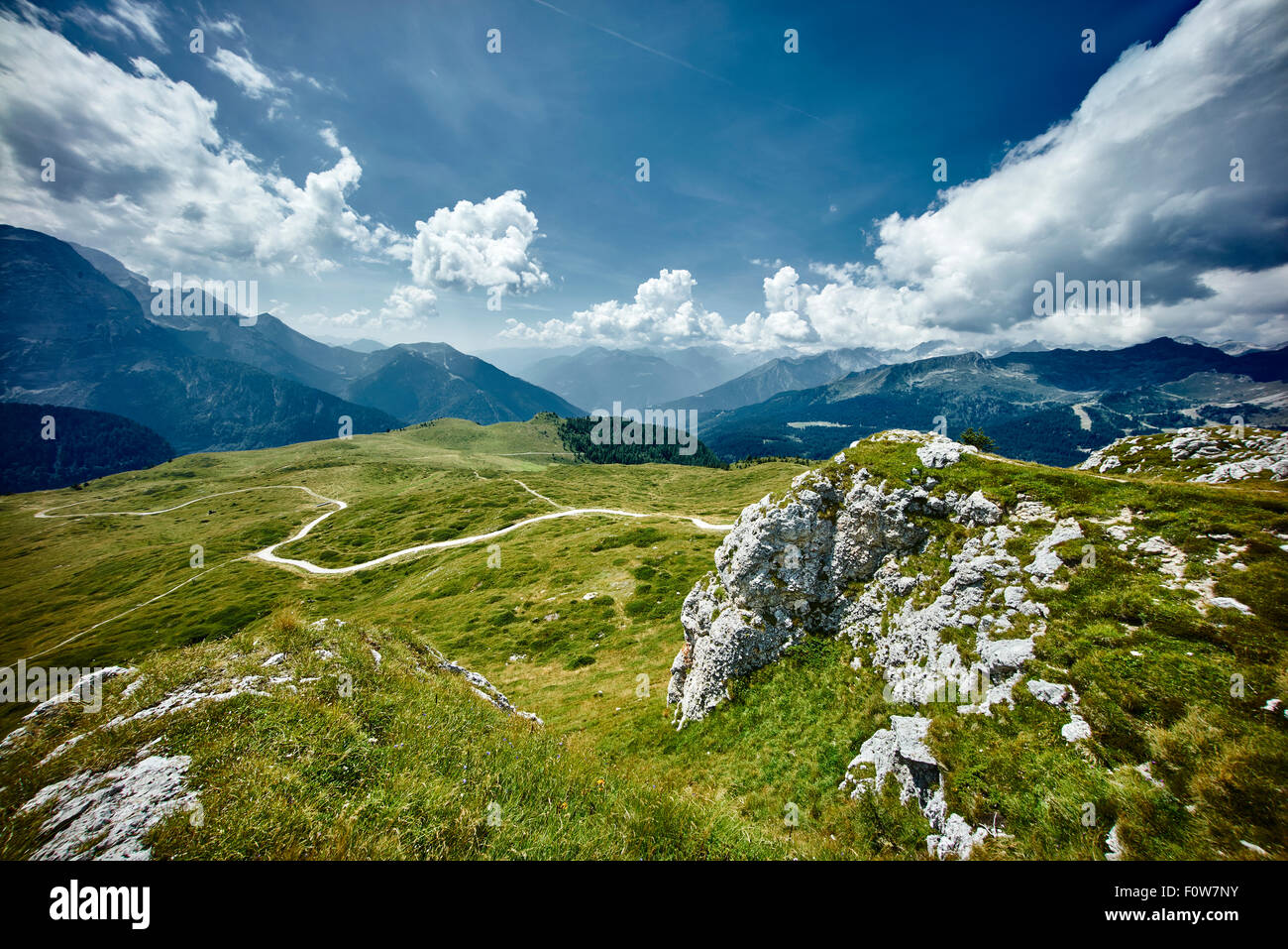Berge mit Wolken am Himmel an einem sonnigen Tag. Stockfoto