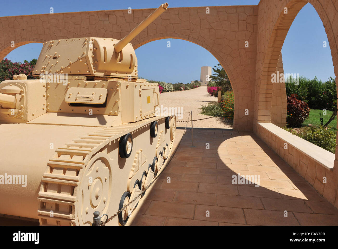 (150822)--wird am Eingang der italienischen El Alamein Memorial enthaltenden Schachteln die Reste von 4.800 italienische Soldaten in El Alamein Town, Provinz Matruh, Nord Küste von Ägypten, EL ALAMEIN, 22. August 2015 (Xinhua)--ein Tank am 19. August 2015 angezeigt.  El Alamein Schlacht, ins Leben gerufen vom 23. Oktober bis 4. November 1942, war ein Wendepunkt während des zweiten Weltkriegs, wo die Alliierten Streitkräfte unter der Leitung von britischen Kommandeur Bernard Law Montgomery besiegt die Achse deutsch-italienischen Truppen unter der Leitung von "Wüstenfuchs" deutsche general Erwin Rommel.  El Alamein Militärmuseum war offen für Besucher mit seinen drei wichtigsten Br Stockfoto