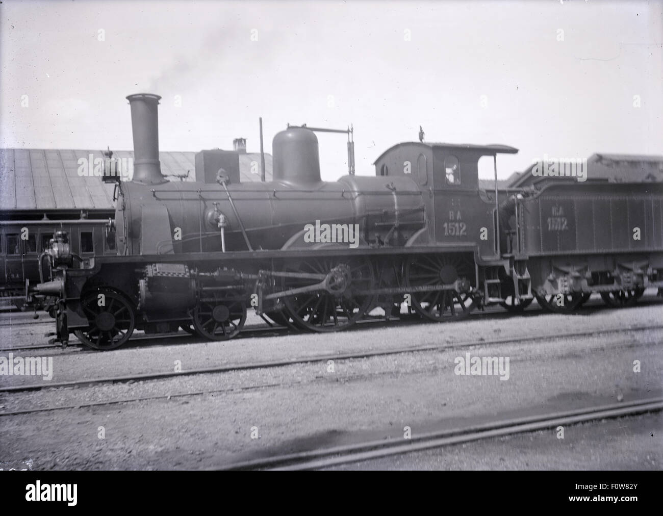 Antike c1910 Foto einer Lokomotive, 4-4-0 t Tank RA1512 möglicherweise für Richmond & Alleghany Railroad, mit Wassertank und Sandkasten bezeichnet. Lage unbekannt, USA. Stockfoto