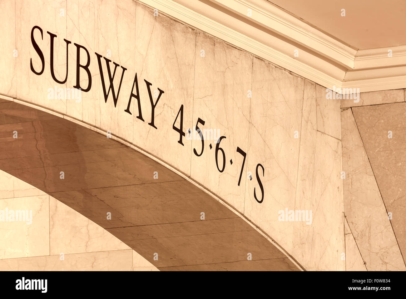 U-Bahn 4 5 6 7 S anmelden eines die Marmorbögen in das Wahrzeichen von Grand Central Terminal in Midtown Manhattan in New York City, New York gefunden. Stockfoto