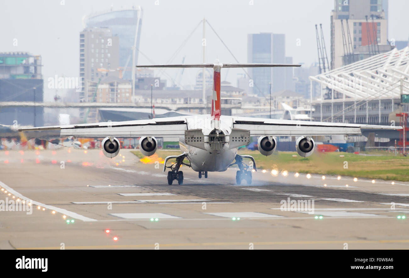 Ein Schweizer Swiss International Air Lines-Flugzeug landet am London City Airport LCY. Stockfoto