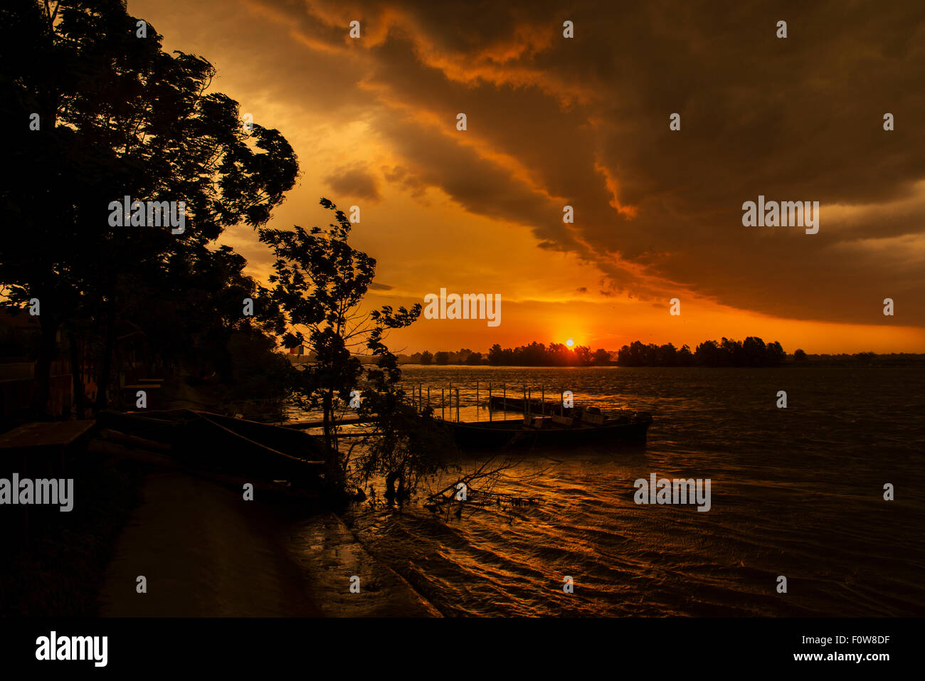 Dramatischen Gewitter kommen über das Donau-Delta in der Abenddämmerung, Crisan, Donau-Delta, Rumänien, Juni 2013. Stockfoto
