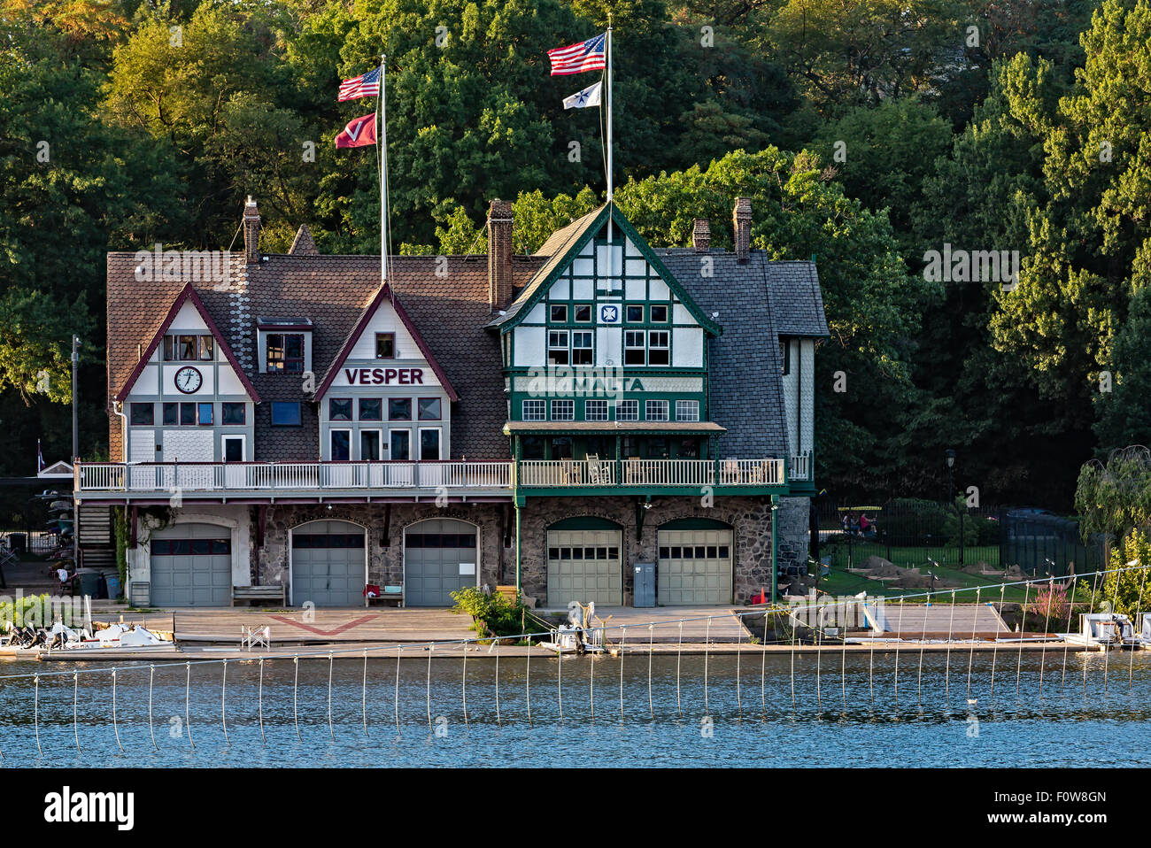 Blick auf die Vesper und Malta Boot Clubs Bootshaus befindet sich in #9 Boathouse Row in der historischen Boathouse Row in Philadelphia, Pennsylvania Stockfoto