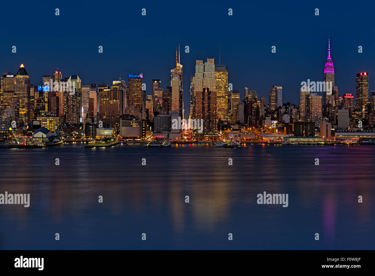 Skyline von New York City während der magische blaue Stunde in der Dämmerung. Stockfoto