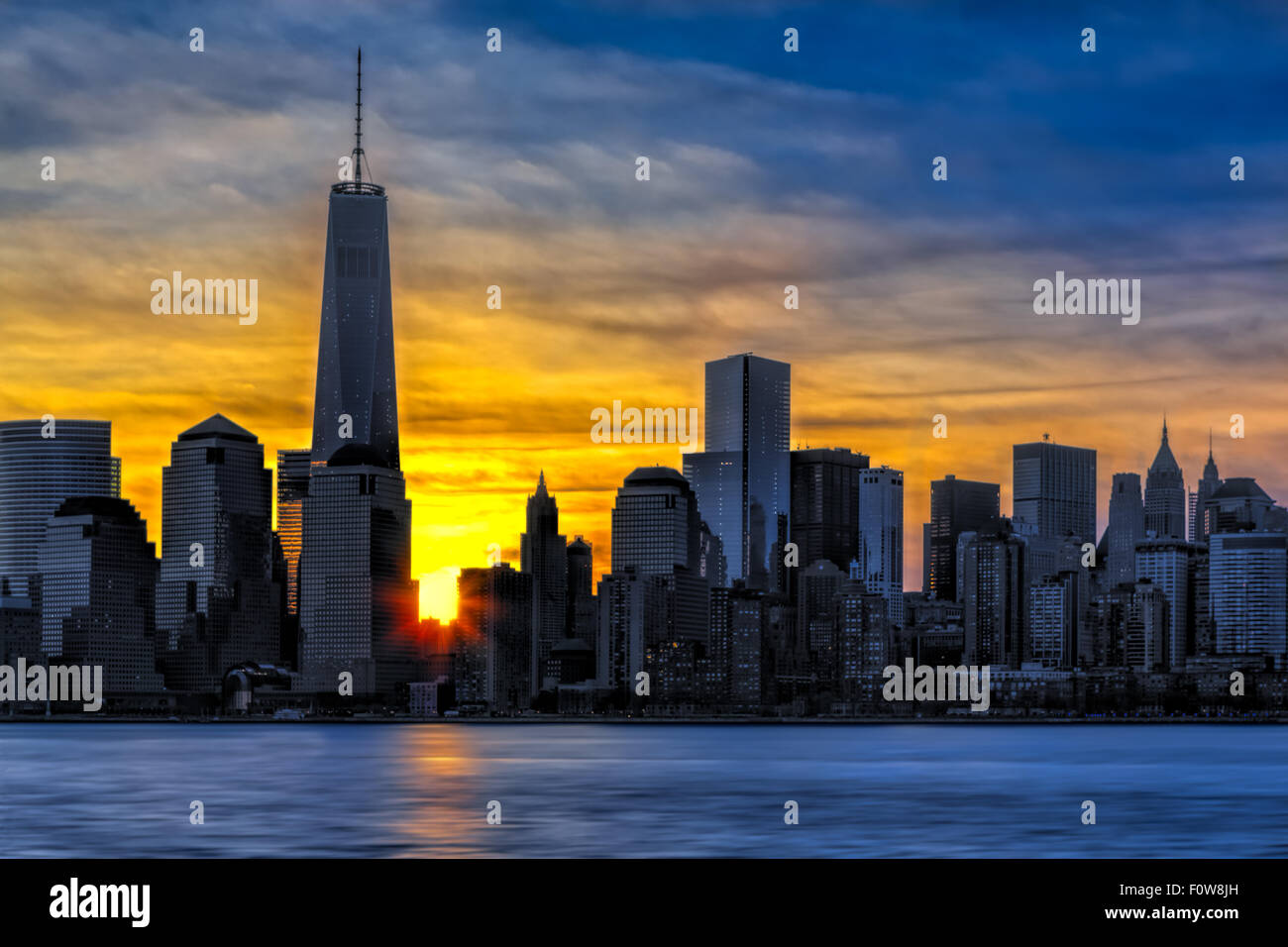 Sonnenaufgang am One World Trade Center (Freedom Tower) in der unteren Manhattan New York City-Skyline. Stockfoto