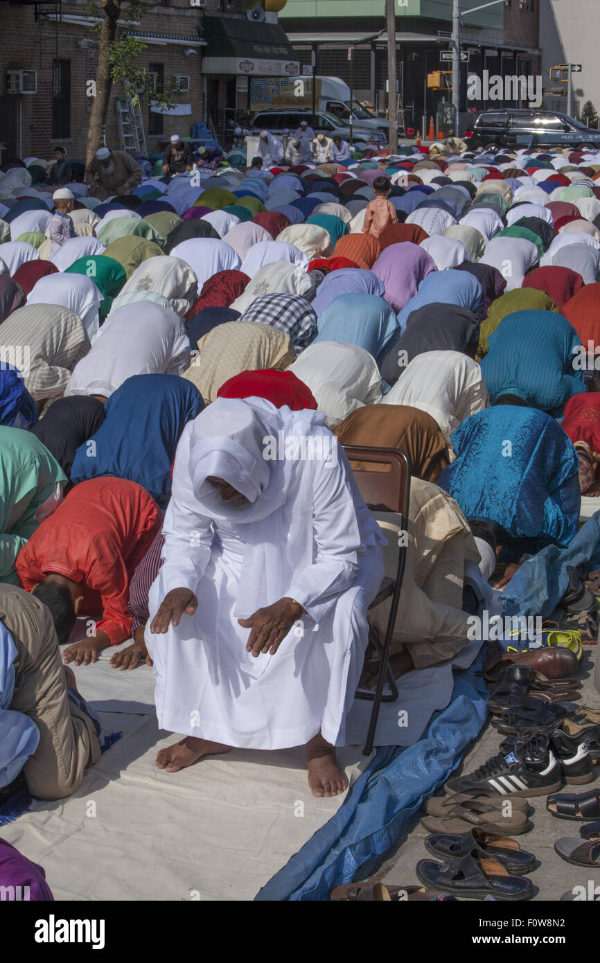 Muslime beten vor einer Moschee in Kensington, Brooklyn, NY für "Eid al-Fitr." Urlaub, feierte auf der ganzen Welt markiert die Stockfoto