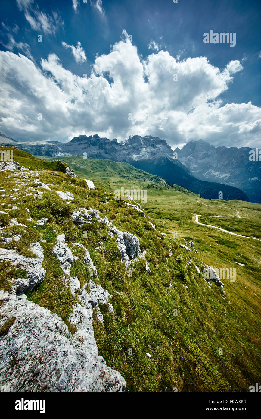 Berge mit Wolken am Himmel an einem sonnigen Tag. Stockfoto