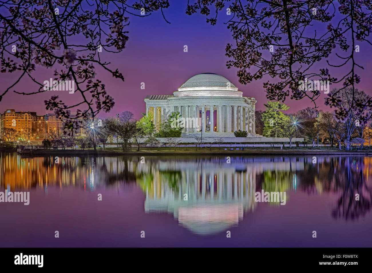 Ein Blick auf die Thomas Jefferson Memorial von Tidal Basin in Washington, D.C. in den frühen Morgenstunden Dämmerstunde vor Sonnenaufgang. Stockfoto