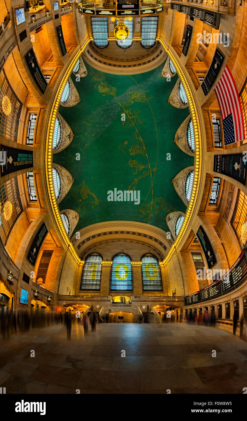 Diese vertikale Panorama zeigt eine einzigartige Perspektive auf die Haupthalle des historischen Grand Central Terminal in New York City. Stockfoto